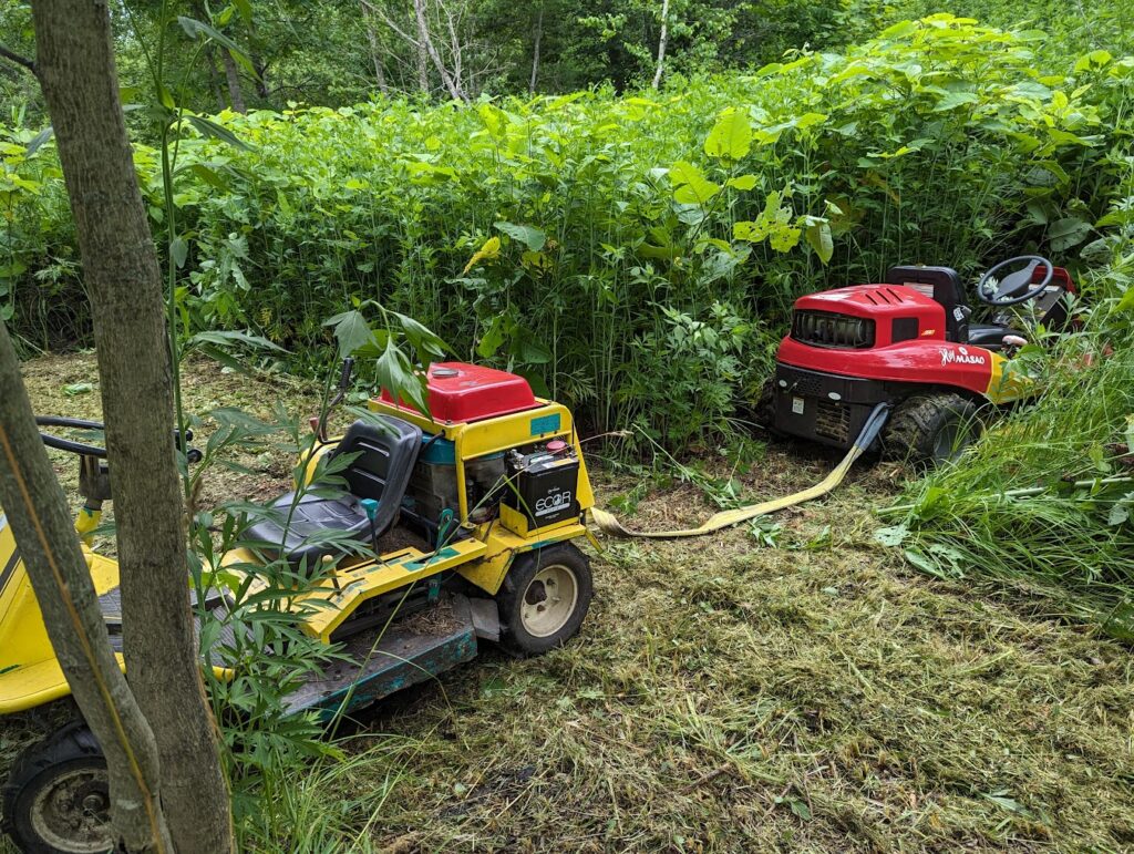 スタックした草刈り機を草刈り機でレスキュー